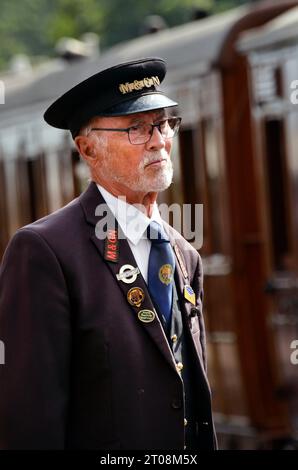 direttore della stazione alla stazione ferroviaria di weybourne sulla norfolk railway norfolk Foto Stock