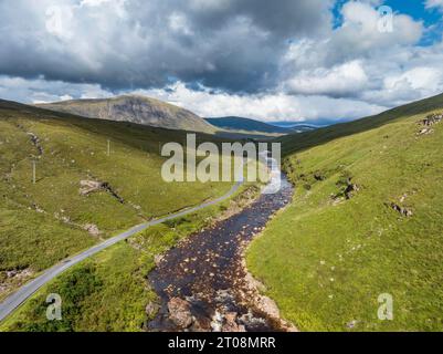 Vista aerea di Glen Etive e del fiume Etive, accanto ad essa una strada a binario singolo, Highlands, Scozia, Gran Bretagna Foto Stock