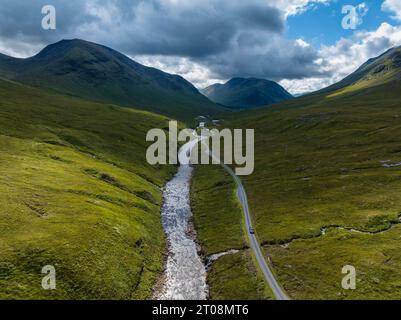 Vista aerea di Glen Etive e del fiume Etive, accanto ad essa una strada a binario singolo, Highlands, Scozia, Gran Bretagna Foto Stock