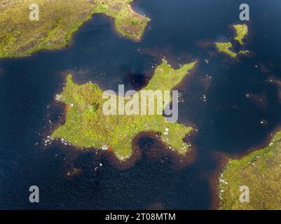 Vista aerea, vista dall'alto verso il basso delle isole e delle torbiere circostanti di Loch Ba, un lago d'acqua dolce su Rannoch Moor, Highlands, Scozia, United Foto Stock