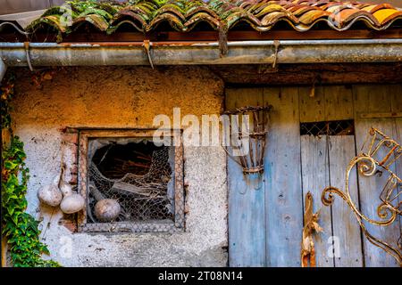 Antica bella facciata su una vecchia casa a Brusino Arsizio, Ticino, Svizzera Foto Stock