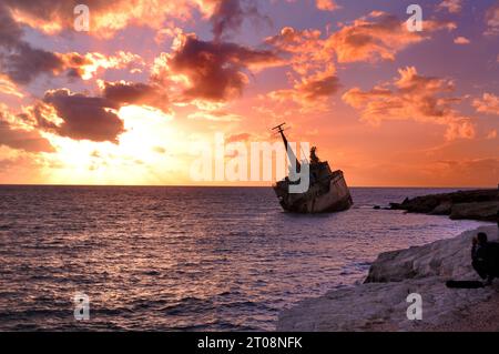 Persona che scatta una fotografia dello shipreck di Edro III al tramonto a Peyia, Paphos, Cipro Foto Stock