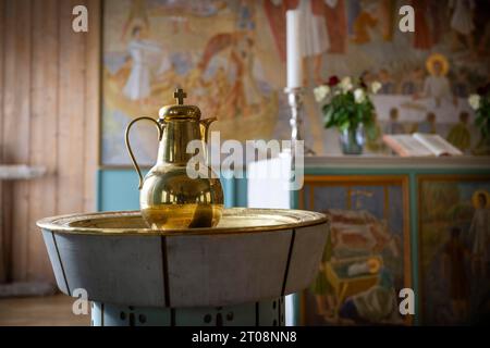 Fonte battesimale e brocca, interno, Var frelsers kirke pa Spitsbergen o la Chiesa del Salvatore a Spitsbergen, la chiesa più a nord del mondo Foto Stock