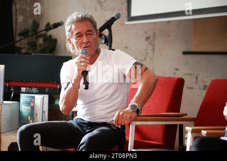 Peter Maffay, Peter Maffay und Seine Ehefrau Hendrikje Balsmeyer stellen auf der Pressekonferenz das neue Kinderbuch Anouk und das Geheimnis der Weihnachtszeit, 05.10.2023, Fabrik 23, Berlino, Deutschland **** Peter Maffay, Peter Maffay e sua moglie Hendrikje Balsmeyer presentano il nuovo libro per bambini Anchouk und das hnazenis it 05 10 2023, Fabrik 23, Berlino, Germania alla conferenza stampa. Kreativmedia anouk 12 credito: Imago/Alamy Live News Foto Stock