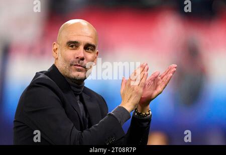 PEP GUARDIOLA , MANCITY Trainer festeggia con i tifosi nella fase G della partita RB LEIPZIG - MANCHESTER CITY 1-3 di calcio UEFA Champions League nella stagione 2023/2024 a Lipsia, 4 ottobre 2023. Gruppenphase, , RBL, Red Bull © Peter Schatz / Alamy Live News Foto Stock