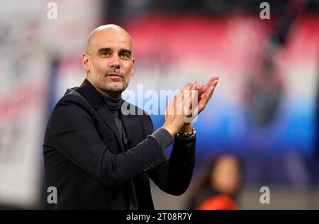 PEP GUARDIOLA , MANCITY Trainer festeggia con i tifosi nella fase G della partita RB LEIPZIG - MANCHESTER CITY 1-3 di calcio UEFA Champions League nella stagione 2023/2024 a Lipsia, 4 ottobre 2023. Gruppenphase, , RBL, Red Bull © Peter Schatz / Alamy Live News Foto Stock