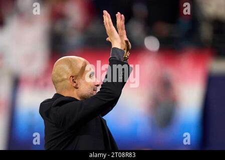 PEP GUARDIOLA , MANCITY Trainer festeggia con i tifosi nella fase G della partita RB LEIPZIG - MANCHESTER CITY 1-3 di calcio UEFA Champions League nella stagione 2023/2024 a Lipsia, 4 ottobre 2023. Gruppenphase, , RBL, Red Bull © Peter Schatz / Alamy Live News Foto Stock