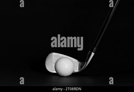 Golf Club Iron and Ball in foto su sfondo nero con superficie in mostra, Studio Shot con spazio copia Foto Stock