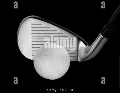 Primo piano di una Iron Golf Club Iron Head con palla su sfondo nero, ripresa Studio a schermo intero Foto Stock