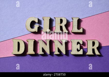 Cena di ragazza, parole in lettere di alfabeto di legno isolate sullo sfondo. Un pasto tipicamente costituito da spuntini e contorni di cibi selezionati a caso Foto Stock