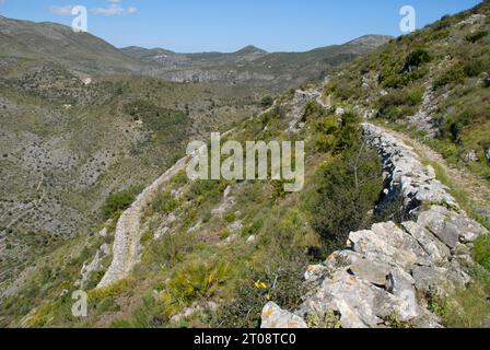 Storica mulattiera mozaraba vicino a Benimaurell, Vall de Laguart, provincia di Alicante, Spagna. I sentieri a zigzag, a gradini, sono ora un popolare percorso escursionistico Foto Stock