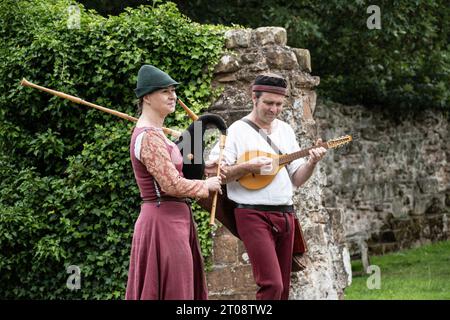 Kenilworth Inghilterra 29 luglio 2023 i cavalieri del torneo di giostra del castello di Kenilworth incontrano il pubblico mentre entrano prima del torneo hav Foto Stock