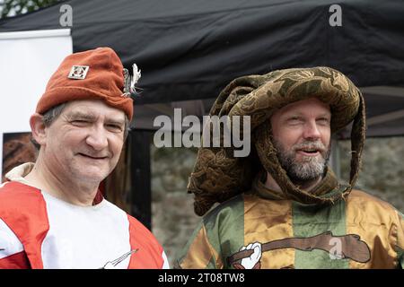 Kenilworth Inghilterra 29 luglio 2023 i cavalieri del torneo di giostra del castello di Kenilworth incontrano il pubblico mentre entrano prima del torneo hav Foto Stock