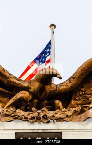 Bandiera americana e aquila calva sull'ambasciata degli Stati Uniti a Grosvenor Square Londra. Ambasciata degli Stati Uniti d'America a Londra, Regno Unito Foto Stock