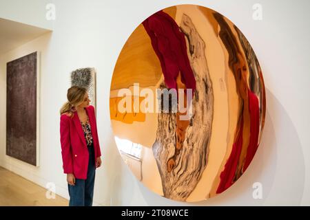 Londra, Regno Unito. 5 ottobre 2023. Un membro dello staff vede "Untitled", 2012, di Anish Kapoor (circa £600,000-800,000) in un'anteprima dei momenti salienti delle aste Phillips Frieze Week 20th and 21st Century & Contemporary Art. I lotti saranno messi all’asta nelle gallerie di Berkeley Square di Phillips il 12 e 13 ottobre. Crediti: Stephen Chung / Alamy Live News Foto Stock