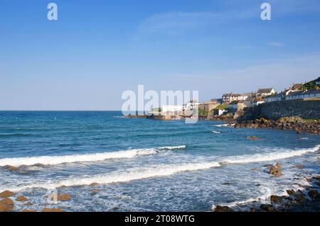 Villaggio sul mare di Coverack sulla penisola di Lizard, Cornovaglia, Regno Unito - John Gollop Foto Stock