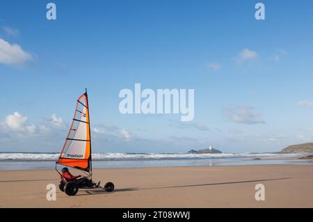 Yacht di sabbia singolo sulla spiaggia di Gwithian, Cornovaglia, Regno Unito - John Gollop Foto Stock