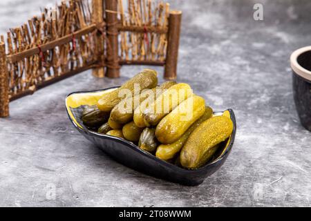 Deliziose e succulente crocchette di cetriolo tagliate a strisce sottili o in bastoncini e a buffet come antipasti da immergere in una salata salsa, ， di cetriolo freddo Foto Stock