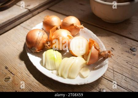 Cipolle tagliate grossolanamente su un tavolo vittoriano - John Gollop Foto Stock