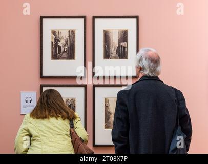 Scottish Portrait Gallery, Edimburgo, Scozia, Regno Unito, 05 ottobre 2023, nuova mostra: Making Space: Photographs of Architecture. La più recente mostra delle National Galleries of Scotland, espone una serie di stili, formati e processi fotografici. Nella foto: I visitatori guardano le fotografie di fotografi vittoriani tra cui Thomas Annan Credit: Sally Anderson/Alamy Live News Foto Stock