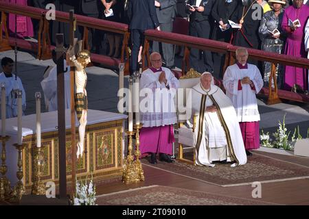 Città del Vaticano, Vaticano. 4 ottobre 2023. CITTÀ DEL VATICANO, VATICANO - 04 OTTOBRE: Papa Francesco presiede la Santa messa con i nuovi Cardinali e il Collegio dei Cardinali per l'apertura dell'Assemblea ordinaria generale del Sinodo dei Vescovi a San Piazza San Pietro il 4 ottobre 2023 a città del Vaticano, Vaticano. Credito: dpa/Alamy Live News Foto Stock