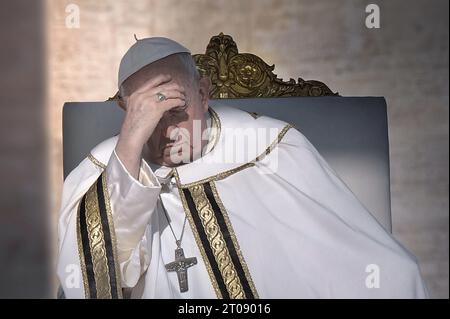 Città del Vaticano, Vaticano. 4 ottobre 2023. CITTÀ DEL VATICANO, VATICANO - 04 OTTOBRE: Papa Francesco presiede la Santa messa con i nuovi Cardinali e il Collegio dei Cardinali per l'apertura dell'Assemblea ordinaria generale del Sinodo dei Vescovi a San Piazza San Pietro il 4 ottobre 2023 a città del Vaticano, Vaticano. Credito: dpa/Alamy Live News Foto Stock