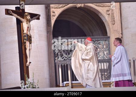 Città del Vaticano, Vaticano. 4 ottobre 2023. CITTÀ DEL VATICANO, VATICANO - 04 OTTOBRE: Cardinale Giovanni Battista Re. Papa Francesco presiede la Santa messa con i nuovi Cardinali e il Collegio dei Cardinali per l'apertura dell'Assemblea generale ordinaria del Sinodo dei Vescovi a San Piazza San Pietro il 4 ottobre 2023 a città del Vaticano, Vaticano. Credito: dpa/Alamy Live News Foto Stock