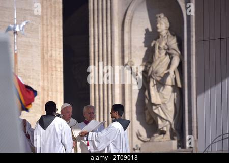 Città del Vaticano, Vaticano. 4 ottobre 2023. CITTÀ DEL VATICANO, VATICANO - 04 OTTOBRE: Papa Francesco presiede la Santa messa con i nuovi Cardinali e il Collegio dei Cardinali per l'apertura dell'Assemblea ordinaria generale del Sinodo dei Vescovi a San Piazza San Pietro il 4 ottobre 2023 a città del Vaticano, Vaticano. Credito: dpa/Alamy Live News Foto Stock