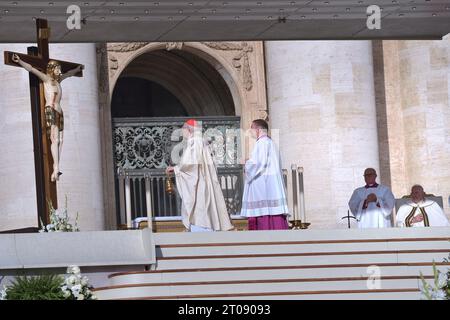 Città del Vaticano, Vaticano. 4 ottobre 2023. CITTÀ DEL VATICANO, VATICANO - 04 OTTOBRE: Papa Francesco presiede la Santa messa con i nuovi Cardinali e il Collegio dei Cardinali per l'apertura dell'Assemblea ordinaria generale del Sinodo dei Vescovi a San Piazza San Pietro il 4 ottobre 2023 a città del Vaticano, Vaticano. Credito: dpa/Alamy Live News Foto Stock