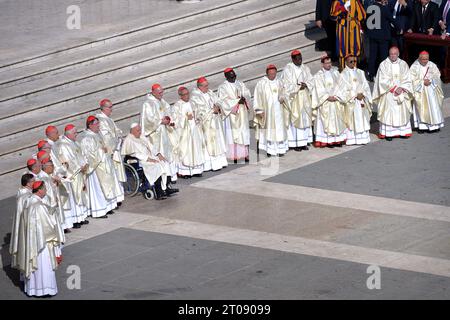 Città del Vaticano, Vaticano. 4 ottobre 2023. CITTÀ DEL VATICANO, VATICANO - 04 OTTOBRE: Papa Francesco presiede la Santa messa con i nuovi Cardinali e il Collegio dei Cardinali per l'apertura dell'Assemblea ordinaria generale del Sinodo dei Vescovi a San Piazza San Pietro il 4 ottobre 2023 a città del Vaticano, Vaticano. Credito: dpa/Alamy Live News Foto Stock