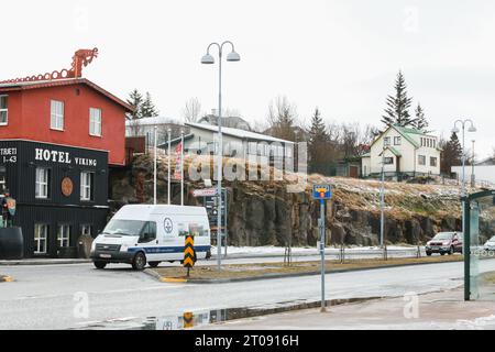 Hafnarfjordur, Islanda - 4 aprile 2017: Vista della strada con l'esterno dell'Hotel Viking Foto Stock