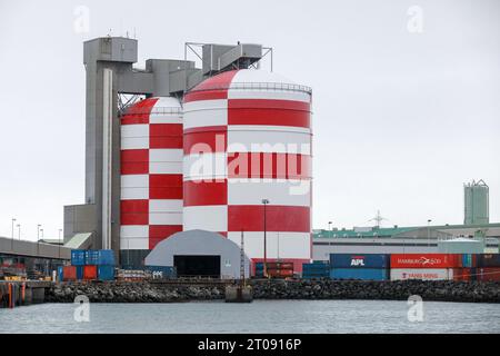 Hafnarfjordur, Islanda - 4 aprile 2017: Serbatoi di Silo bianchi rossi ed edifici portuali Foto Stock