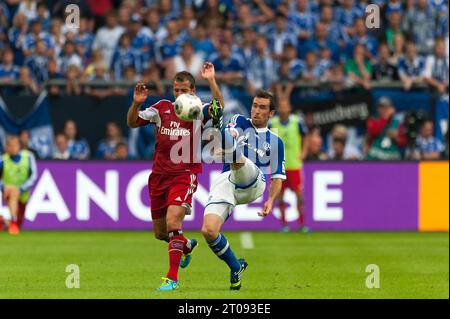 Rafael van der Vaart Aktion gegen Christian Fuchs (23) FC Schalke 04 - Hamburger SV 3:3 Fußball Bundesliga in Gelsenkirchen, Deutschland AM 11.08.2013 Foto Stock