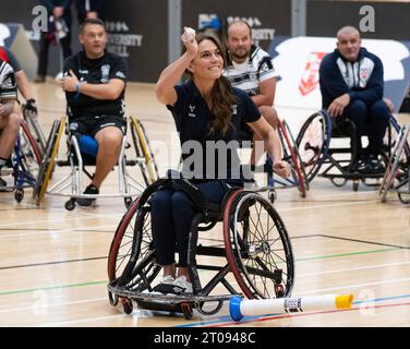 Hull, Regno Unito. 5 ottobre 2023. La principessa del Galles, patrona della Rugby Football League, visita Hull per prendere parte al Rugby League Inclusivity Day ospitato dalla Rugby Football League, dall'Hull FC e dall'Università di Hull. La Principessa si vede provare a giocare a rugby in sedia a rotelle, partecipando a una sessione di allenamento con i membri della squadra vincitrice della Coppa del mondo di rugby a rotelle dell'Inghilterra. Credito: Doug Peters/EMPICS/Alamy Live News Foto Stock