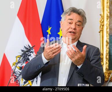 20231005 Pressekonferenz zum Informationsfreiheitsgesetz WIEN, OESTERREICH - 5. OKTOBER: Vizekanzler Werner Kogler Gruene bei einer Pressekonferenz zum Informationsfreiheitsgesetz im Bundeskanzleramt am 5. Oktober, 2023 a Wien, Oesterreich. 231005 SEPA 32 019 Copyright: XMartinxJuenx SEPAxMedia Credit: Imago/Alamy Live News Foto Stock