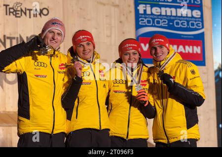 Severin Freund, Graessler Ulrike, Vogt carina, Richard Freitag bei Siegerehrung Mixed Teamspringen FIS Nordische Ski Weltmeisterschaft in Val di Fiemme, Italien AM 24.02.2013 Foto Stock