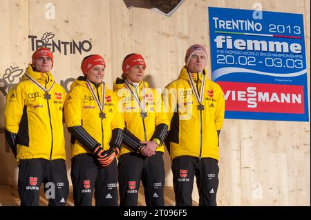 Severin Freund, Graessler Ulrike, Vogt carina, Richard Freitag bei Siegerehrung Mixed Teamspringen FIS Nordische Ski Weltmeisterschaft in Val di Fiemme, Italien AM 24.02.2013 Foto Stock