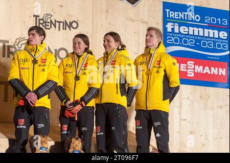 Severin Freund, Graessler Ulrike, Vogt carina, Richard Freitag bei Siegerehrung Mixed Teamspringen FIS Nordische Ski Weltmeisterschaft in Val di Fiemme, Italien AM 24.02.2013 Foto Stock