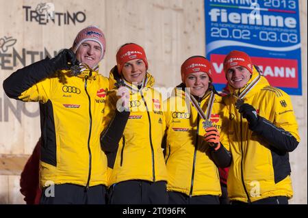 Severin Freund, Graessler Ulrike, Vogt carina, Richard Freitag bei Siegerehrung Mixed Teamspringen FIS Nordische Ski Weltmeisterschaft in Val di Fiemme, Italien AM 24.02.2013 Foto Stock