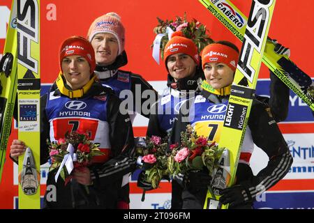 Severin Freund, Graessler Ulrike, Vogt carina, Richard Freitag bei Siegerehrung Mixed Teamspringen FIS Nordische Ski Weltmeisterschaft in Val di Fiemme, Italien AM 24.02.2013 Foto Stock