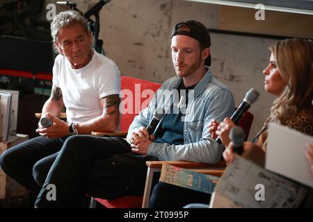 Berlino, Germania. 5 ottobre 2023. Peter Maffay e sua moglie Hendrikje Balsmeyer presentano il nuovo libro per bambini ''Anouk und das Geheimnis der Weihnachtszeit'' alla conferenza stampa, Jens Gilles canta la canzone Anouk composta appositamente per il libro per bambini, 05.10.2023, Fabrik 23, Berlino, Germania (foto di Marten Ronneburg/NurPhoto) credito: NurPhoto SRL/Alamy Live News Foto Stock