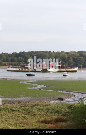 Ipswich, Regno Unito. 5 ottobre 2023. Piroscafo a pale Waverley sul fiume Orwell vicino a Ipswich in rotta per Clacton questa mattina. Questo fa parte delle escursioni a Londra e nell'estuario del Tamigi di Waverley per questo autunno. Waverley e' l'ultimo piroscafo a pale che trasporta passeggeri al mondo. Credito: Eastern Views/Alamy Live News Foto Stock
