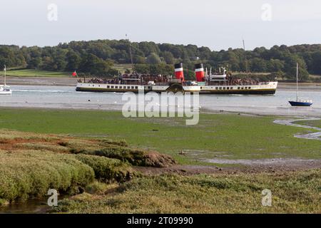 Ipswich, Regno Unito. 5 ottobre 2023. Piroscafo a pale Waverley sul fiume Orwell vicino a Ipswich in rotta per Clacton questa mattina. Questo fa parte delle escursioni a Londra e nell'estuario del Tamigi di Waverley per questo autunno. Waverley e' l'ultimo piroscafo a pale che trasporta passeggeri al mondo. Credito: Eastern Views/Alamy Live News Foto Stock