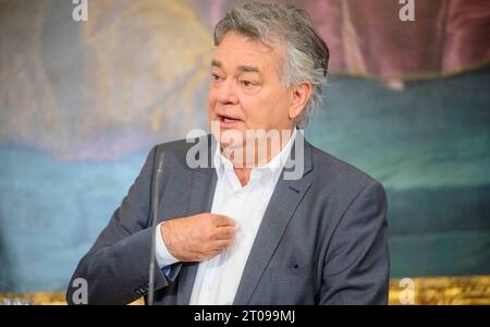 20231005 Pressekonferenz zum Informationsfreiheitsgesetz WIEN, OESTERREICH - 5. OKTOBER: Vizekanzler Werner Kogler Gruene bei einer Pressekonferenz zum Informationsfreiheitsgesetz im Bundeskanzleramt am 5. Oktober, 2023 a Wien, Oesterreich. 231005 SEPA 32 026 Copyright: XMartinxJuenx SEPAxMedia Credit: Imago/Alamy Live News Foto Stock