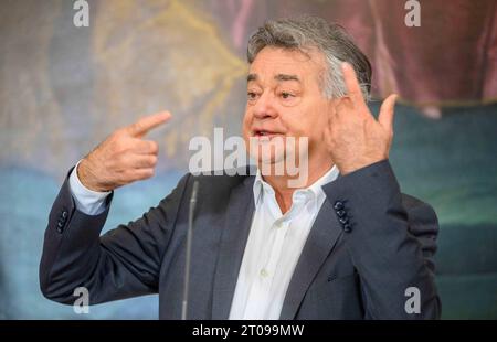 20231005 Pressekonferenz zum Informationsfreiheitsgesetz WIEN, OESTERREICH - 5. OKTOBER: Vizekanzler Werner Kogler Gruene bei einer Pressekonferenz zum Informationsfreiheitsgesetz im Bundeskanzleramt am 5. Oktober, 2023 a Wien, Oesterreich. 231005 SEPA 32 027 Copyright: XMartinxJuenx SEPAxMedia Credit: Imago/Alamy Live News Foto Stock