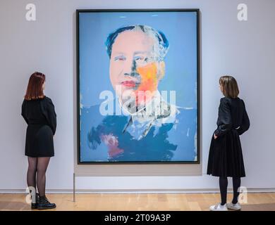 Dublino, Irlanda. 5 ottobre 2023. Mao, 1972Hugh Lane Gallery e Dublin City Council annunciano la più grande mostra irlandese di Andy Warhol, la prima ad aprire in 25 anni. Una mostra unica di 250 dipinti, stampe, fotografie, film e installazioni di Andy Warhol presso la Hugh Lane Gallery che mostra la straordinaria gamma di opere d'arte dell'artista prodotte in oltre quarant'anni. (6 ottobre 2023 - 28 gennaio 2024) crediti: Paul Quezada-Neiman/Alamy Live News Foto Stock