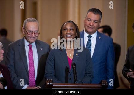 Washington, Stati Uniti d'America. 4 ottobre 2023. Il senatore degli Stati Uniti Laphonza Butler (democratico della California), centro, è raggiunto dal leader della maggioranza del Senato degli Stati Uniti Chuck Schumer (democratico di New York), sinistra, e il senatore degli Stati Uniti Alex Padilla (Democratico della California), giusto, durante la conferenza stampa del pranzo della politica Democratica del Senato al Campidoglio degli Stati Uniti a Washington, DC, mercoledì 4 ottobre 2023. Credito: Rod Lamkey/CNP/Sipa USA credito: SIPA USA/Alamy Live News Foto Stock