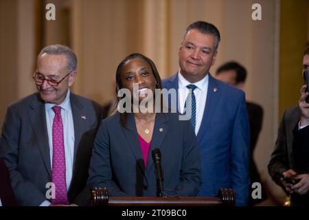 Washington, Stati Uniti d'America. 4 ottobre 2023. Il senatore degli Stati Uniti Laphonza Butler (democratico della California), centro, è raggiunto dal leader della maggioranza del Senato degli Stati Uniti Chuck Schumer (democratico di New York), sinistra, e il senatore degli Stati Uniti Alex Padilla (Democratico della California), giusto, durante la conferenza stampa del pranzo della politica Democratica del Senato al Campidoglio degli Stati Uniti a Washington, DC, mercoledì 4 ottobre 2023. Credito: Rod Lamkey/CNP/Sipa USA credito: SIPA USA/Alamy Live News Foto Stock