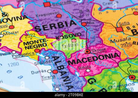 Mappa o cartografia del Kosovo con capitale Pristina e confini statali con Serbia, Macedonia, Albania, Montenegro Foto Stock