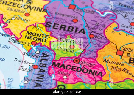 Mappa o cartografia del Kosovo con capitale Pristina e confini statali con Serbia, Macedonia, Albania, Montenegro Foto Stock